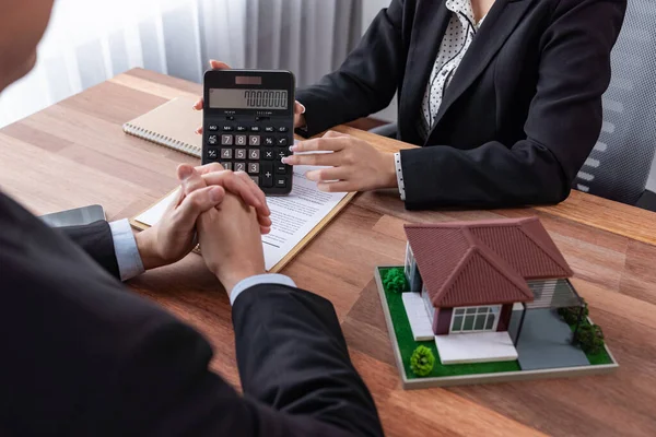 Les Agents Immobiliers Examinent Calcul Taxe Des Intérêts Les Conventions — Photo