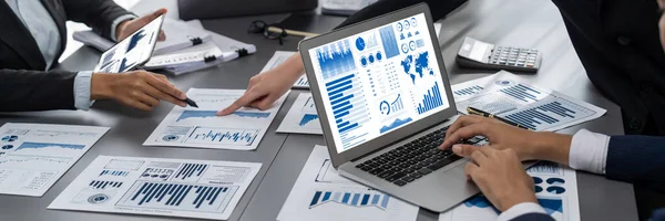 Команда Аналітиків Панорама Використовує Fintech Аналізу Фінансового Звіту Ноутбуком Бізнесмени — стокове фото