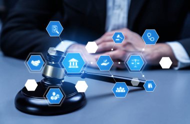 Akıllı hukuk, hukuki danışmanlık simgeleri ve avukatlık bürosunda çalışan araçlar dijital hukuk kavramını ve çevrim içi hukuk ve yönetmelik kavramlarını gözler önüne seriyor .