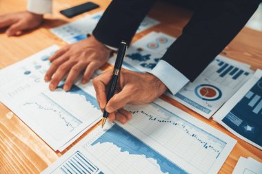 Kapanış meşgul analist ekibi dijital torpido gözünde finansal verileri tartışıyor, grafik ve grafiği analiz ediyor ve bilgisayar ekranında veri bilimi yazılım görüntüsü kullanıyor. İş zekası ve Fintech. Coşkulu