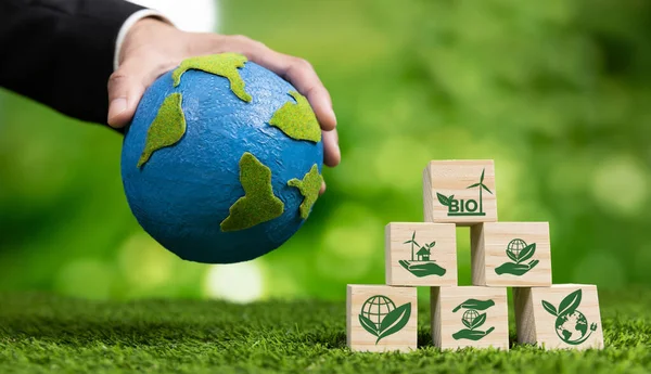 Hand Affärsman Håller Jorden Symboliserar Gröna Företag Som Utnyttjar Biobränsleteknik — Stockfoto