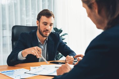Çalışma alanındaki pazarlama stratejisi için finansal veri analizini, performans ve risk yönetimini optimize etmek için grafik ve grafik içeren BI gösterge paneli formatını analiz eden analist ekibi. Varlık