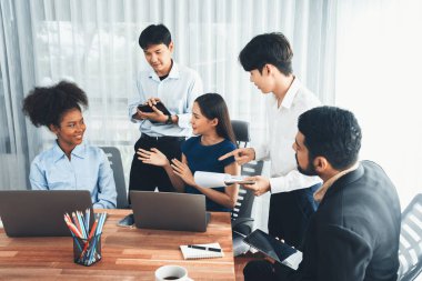 Mutlu iş adamları birlikte çalışır, şirket ofisinde tartışırlar. Profesyonel ve çeşitlilik takım çalışması iş planını bilgisayarda tartışır. Modern çok kültürlü ofis çalışanı. Uyum