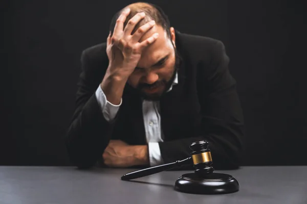 Összpontosítsd Kalapács Elmosódott Ügyvéd Asztalánál Aggódó Kimerült Kifejezés Érzés Súlya — Stock Fotó