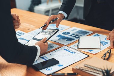 Kapanış meşgul analist ekibi dijital torpido gözünde finansal verileri tartışıyor, grafik ve grafiği analiz ediyor ve bilgisayar ekranında veri bilimi yazılım görüntüsü kullanıyor. İş zekası ve Fintech. Coşkulu