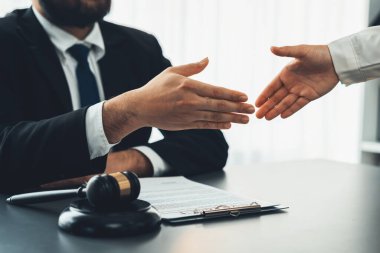 Avukatın ya da avukatın yakın mesafeden el sıkışması, güvenilir bir ortağın güvenilirliğini güvence altına almak için dava anlaşmasının imzalanması konusunda başarılı bir şekilde hukuki olarak tartıştıktan sonra çözülür. Eşitlik