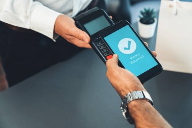 NFC QR kod cihazı ile el ele tutuşan akıllı telefon, hızlı dijital işlemler için temas kurulamayan ödeme kodlarını tarıyor. Modern yaşam tarzı ödeme teknolojisi için cep telefonundaki online bankacılık uygulaması. coşkulu