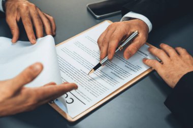 Yakın plan sözleşme imzalama belgesini kalemle imzalama, iş anlaşmasını imzayla mühürleme. İş adamları iş anlaşmasını imzalamak için sözleşmeye imza atıyorlar. Coşkulu