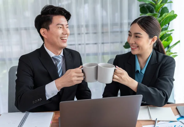アジアのサラリーマン2人が職場でコーヒーブレイク コーヒーを飲みながら笑顔で交流し 職場で働きやすい職場環境を提供しています ジュビラント — ストック写真