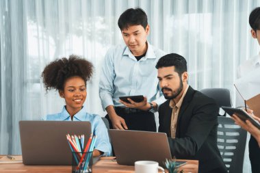 Mutlu iş adamları birlikte çalışır, şirket ofisinde tartışırlar. Profesyonel ve çeşitlilik takım çalışması iş planını bilgisayarda tartışır. Modern çok kültürlü ofis çalışanı. Uyum