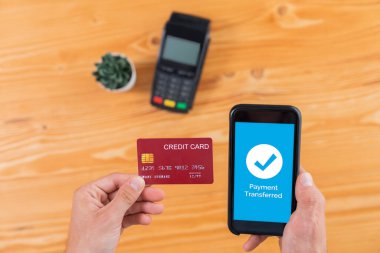 Mobil bankacılık uygulamasında QR kod teknolojisi kullanarak hızlı ve güvenli işlemler yaparak, akıllı telefon uygulaması ile modern alışveriş tarzı için barkod taraması yoluyla kusursuz nakit ödemeleri olanaklı kılıyor. Varlık