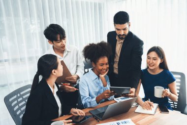 Mutlu iş adamları birlikte çalışır, şirket ofisinde tartışırlar. Profesyonel ve çeşitlilik takım çalışması iş planını bilgisayarda tartışır. Modern çok kültürlü ofis çalışanı. Uyum