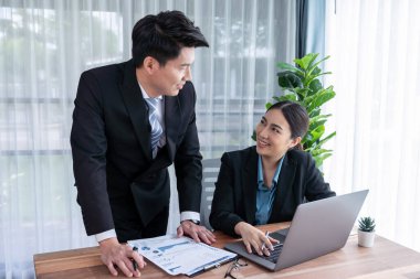 Ofisteki analist ekibi veri analizi ve pazarlama stratejisini güçlü takım çalışmasıyla yapılan toplantıda iş performansını artırmak için BI gösterge paneli ve istatistikleri kullanarak tartışıyor. Sevinçli.