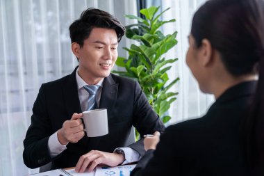 Ofisteki analist ekibi veri analizi ve pazarlama stratejisini güçlü takım çalışmasıyla yapılan toplantıda iş performansını artırmak için BI gösterge paneli ve istatistikleri kullanarak tartışıyor. Sevinçli.