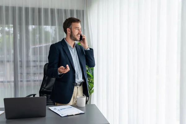 Çalışkan Adamı Modern Ofiste Güvenilir Bir Şekilde Müşteriye Ikna Edici — Stok fotoğraf