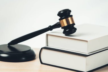 Boş bir hukuk firmasında ahşap tokmak çekiç ve hukuk kitabı ya da avukat ve hakim tarafından adalet ve hukuk sistemi, yasal otorite ve adalet kavramı olarak beyaz avukatlık bürosu geçmişi. denge