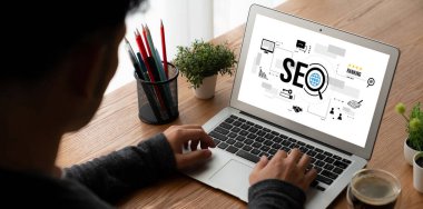 Model e-ticaret için SEO arama motoru optimizasyonu ve bilgisayar ekranında gösterilen çevrimiçi perakende işi