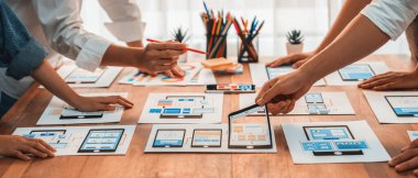 Kağıt kablo arayüzü üzerinde mobil uygulama için UI ve UX tasarımları yapan ön-uç geliştirici ekibin panorama görüntüsü. Kullanıcı dostu UI tasarımı için kullanıcı arayüzü geliştirme ekibi planlama. İnceleyin