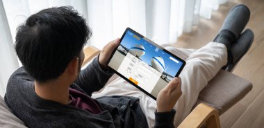 Online uçuş rezervasyon sitesi mod rezervasyon sistemi sağlar. Seyahat teknolojisi kavramı .