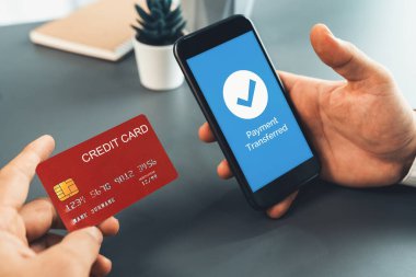Akıllı telefon uygulamasında kredi kartıyla dijital ödeme. Hızlı, güvenli ve kullanışlı internet bankacılığı işlemleri QR kodu ve cep telefonu uygulamalı barkod teknolojisi kullanıyor. Coşkulu