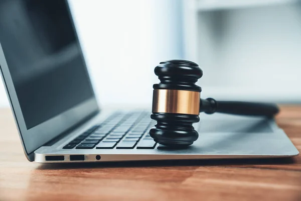Szekrény Fekete Kalapács Laptoppal Íróasztal Jogi Cég Vagy Ügyvéd Iroda — Stock Fotó