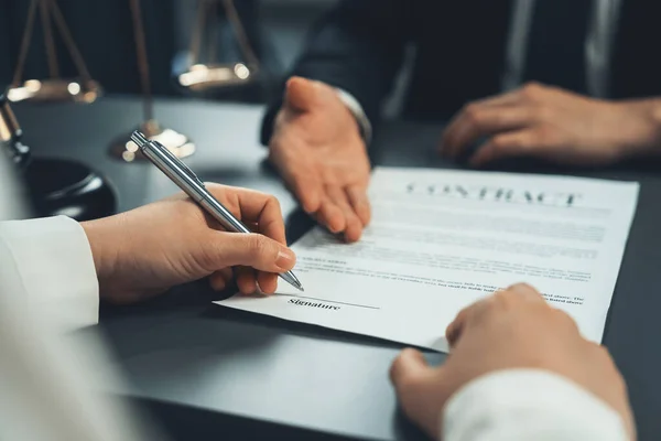 Homme Affaires Proche Signe Contrat Document Juridique Avec Stylo Main — Photo