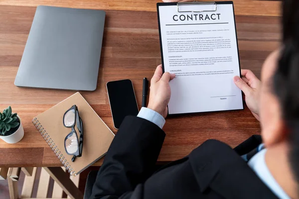 Empresario Revisa Documento Del Acuerdo Antes Firmar Contrato Leer Cuidadosamente — Foto de Stock