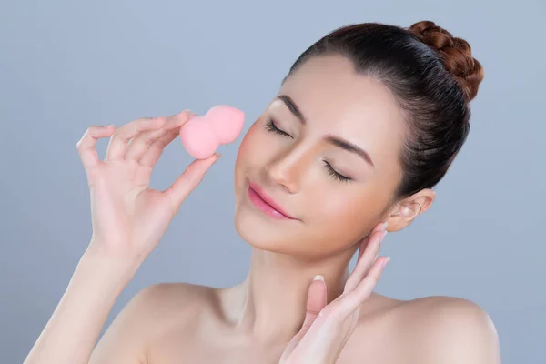 Glamorous Beautiful Female Model Applying Cushion Powder Facial Makeup Concept — Stock Fotó