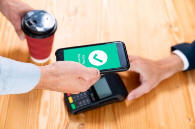 Mobil bankacılık uygulamasında QR kod teknolojisi kullanarak hızlı ve güvenli işlemler yaparak, akıllı telefon uygulaması ile modern alışveriş tarzı için barkod taraması yoluyla kusursuz nakit ödemeleri olanaklı kılıyor. Varlık