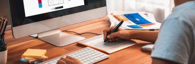 Grafik tasarımcısı, modern dijital stüdyo işyerinde profesyonel grafik ekibiyle benzersiz bir tasarım yaparken bilgisayar dizüstü bilgisayar ve grafik çizim kalemi üzerinde çalışır. Panorama çekimi. İnceleyin