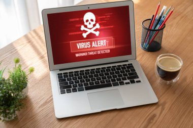 Bilgisayar ekranındaki virüs uyarısı mobil siber tehdit, hacker, bilgisayar virüsü ve kötü amaçlı yazılım tespit edildi