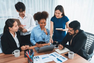 Çok ırklı analist ekibi toplantı masasındaki mali raporu analiz etmek için BI gösterge tablosunu kullanıyor. Çeşitli iş adamlarından oluşan bir grup, FIntech 'in veri analizini başarılı iş pazarlaması için kullanır. Uyum