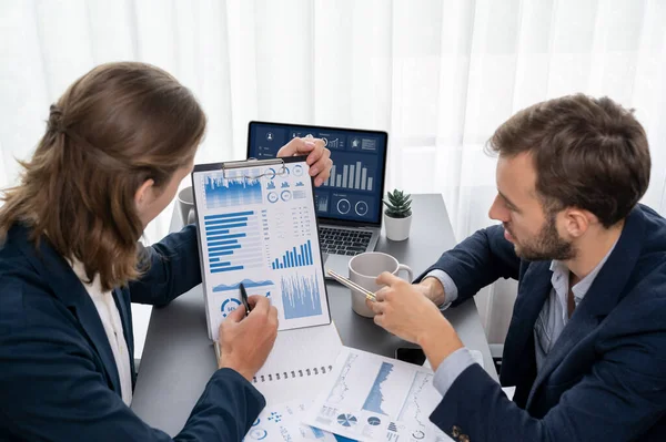 Equipe Analista Ocupada Escritório Analisando Análise Dados Financeiros Para Estratégia — Fotografia de Stock