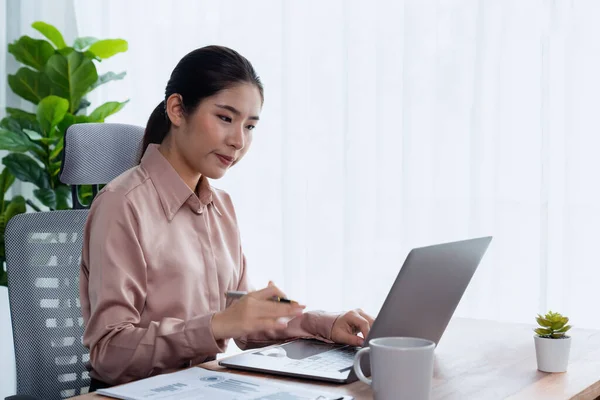 Ung Asiatisk Entusiastisk Affärskvinna Vid Moderna Kontorsbord Med Bärbar Dator — Stockfoto