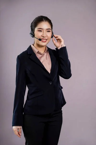 Aantrekkelijke Aziatische Vrouwelijke Call Center Operator Met Een Vrolijke Glimlach — Stockfoto