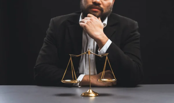 Advogado Terno Preto Senta Atentamente Sua Mesa Escritório Com Equilíbrio — Fotografia de Stock