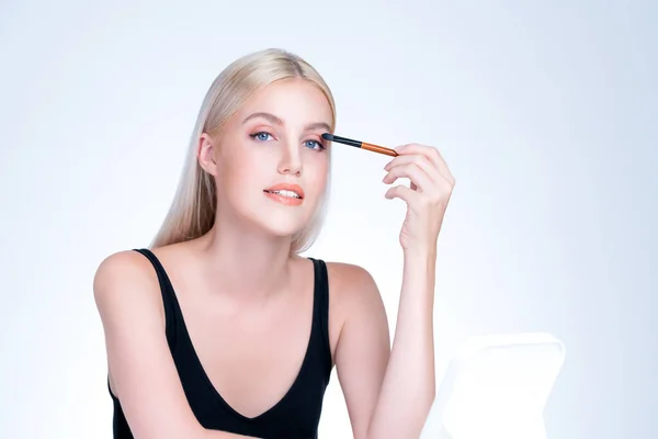 Beautiful Personable Girl Flawless Applying Eye Shadow Makeup Eyeliner Brush — Fotografia de Stock