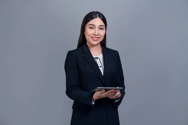 Confiant Jeune Femme Affaires Asiatique Posant Avec Une Tablette Sur — Photo