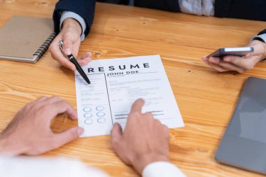 Muhabbet mülakatı, mülakatçı adayla soru soruyor. İK müdürü aday yeterliliği ve başvuru formlarını soruyor. Başvuru sahibinin işi. Varlık