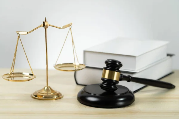 Simbolizando Justiça Autoridade Jurídica Escala Equilibrada Dourada Martelo Mesa Com — Fotografia de Stock