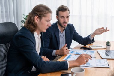 Ofisteki analist ekibi, iş performansını artırmak için grafik ve grafikli BI gösterge panelini kullanarak çalışma alanındaki pazarlama stratejisi için finansal veri analizi yapmakla meşgul. Varlık