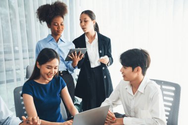 Mutlu iş adamları birlikte çalışır, şirket ofisinde tartışırlar. Profesyonel ve çeşitlilik takım çalışması iş planını bilgisayarda tartışır. Modern çok kültürlü ofis çalışanı. Uyum