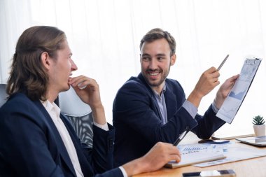 Çalışma alanındaki pazarlama stratejisi için finansal veri analizini, performans ve risk yönetimini optimize etmek için grafik ve grafik içeren BI gösterge paneli formatını analiz eden analist ekibi. Varlık