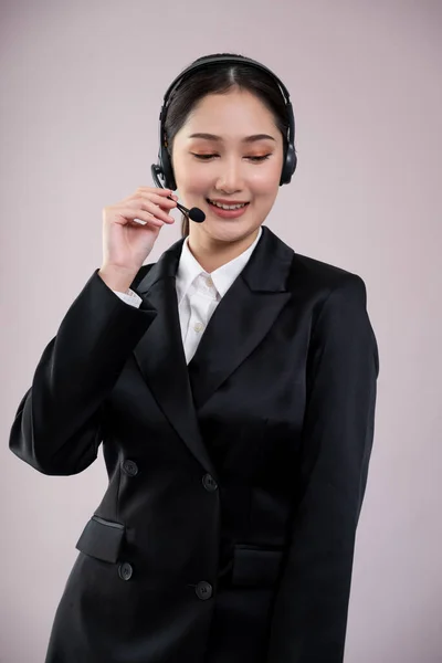 Atraktivní Asijské Ženské Call Centrum Operátor Veselým Úsměvem Tvář Inzeruje — Stock fotografie