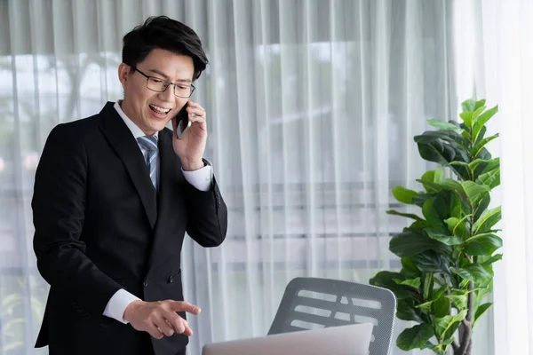Geschäftsmann Der Mit Seinem Smartphone Laptop Für Büroarbeitsplätze Arbeitet Kluge — Stockfoto