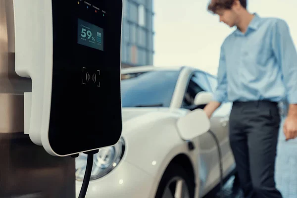 Focus Public Charging Station City Residential Area Blur Background Businessman — Stockfoto