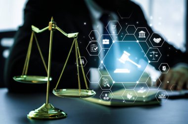 Akıllı hukuk, hukuki danışmanlık simgeleri ve avukatlık bürosunda çalışan araçlar dijital hukuk kavramını ve çevrim içi hukuk ve yönetmelik kavramlarını gözler önüne seriyor .