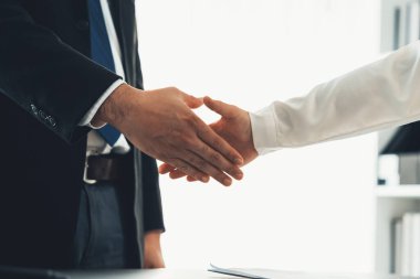 Tokalaşma, kariyer terfisini ya da başarılı iş anlaşmasını simgeler. İş adamları anlaşmayı imzaladı, ticareti müzakere etti ve şirket başarısı için toplantı odasında işbirliği yaptı. Eşitlik