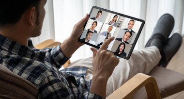 İş dünyasından iş adamlarının modern sanal grup toplantısı için video konferansındaki iş adamları