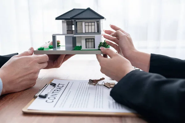 Client Agent Immobilier Examinent Contrat Prêt Discutent Durée Taux Intérêt — Photo